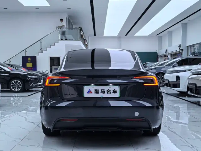 Tesla Model 3 — Фото автомобиля 14