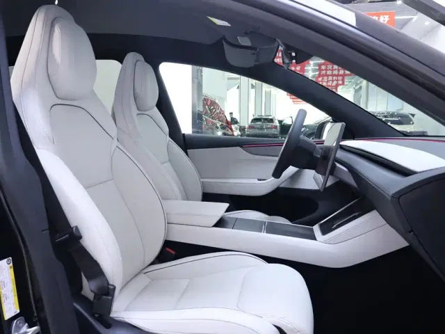 Tesla Model Y L — Фото автомобиля 22