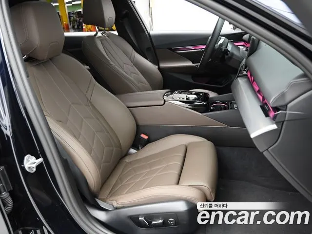 BMW 5 Series G60 — Фото автомобиля 10
