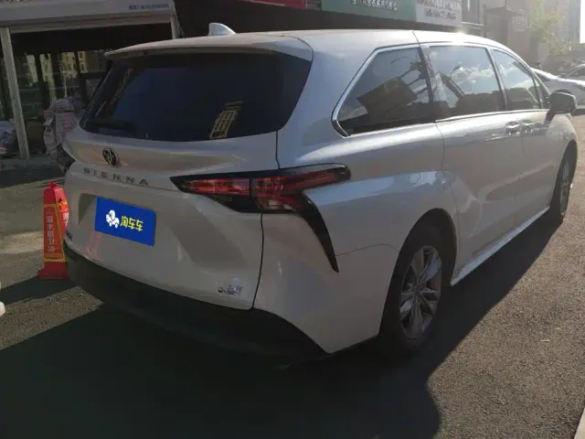 Toyota Sienna — Фото автомобиля 3