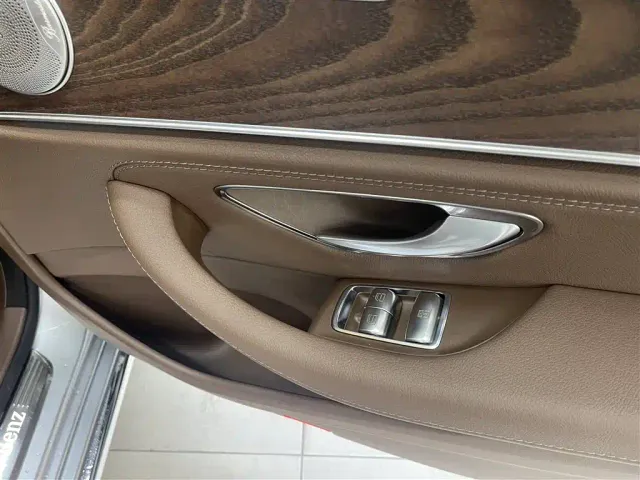 Mercedes-Benz E-Class — Фото автомобиля 16