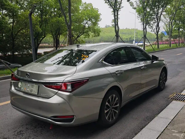 Lexus ES — Фото автомобиля 7