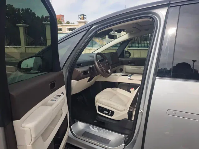 Li Auto MEGA — Фото автомобиля 4