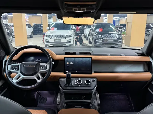 Land Rover Defender — Фото автомобиля 12