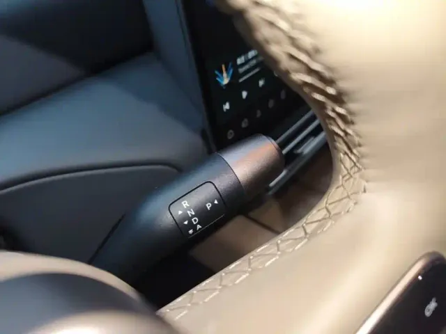 Li Auto MEGA — Фото автомобиля 9