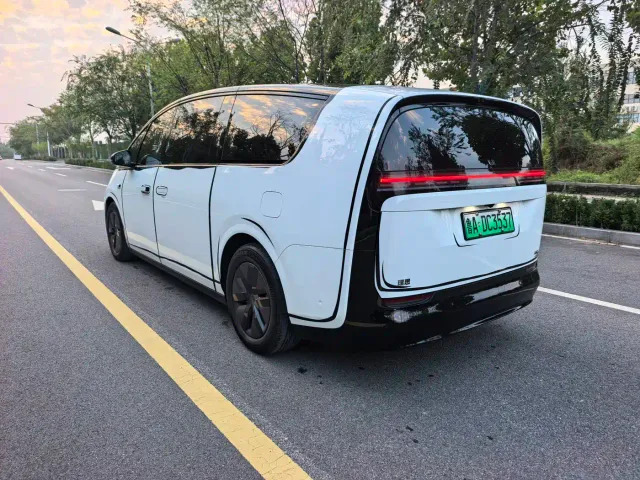 Li Auto MEGA — Фото автомобиля 6