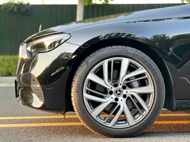 Mercedes-Benz E-Class — Фото автомобиля 4