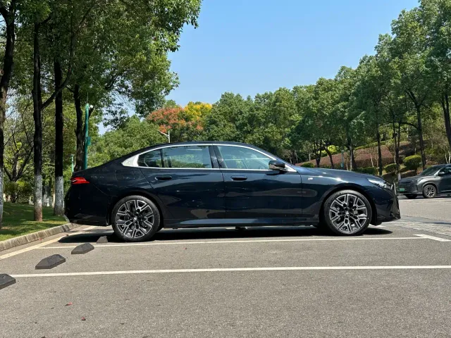BMW 5 Series — Фото автомобиля 4