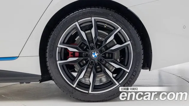 BMW i4 — Фото автомобиля 5