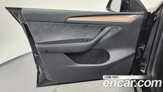 Tesla Model Y — Фото автомобиля 13