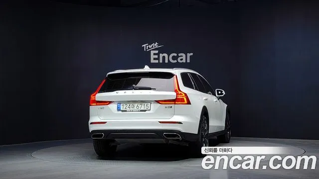 Вольво V60 V60 Cross Country 2 поколение B5 Pro AWD — Фото автомобиля 4