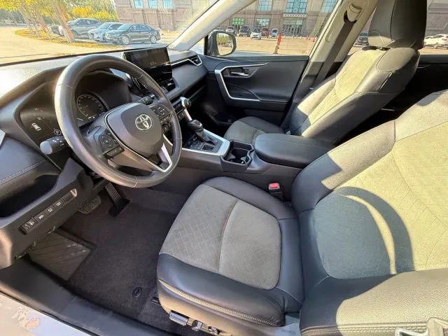 Toyota RAV4 — Фото автомобиля 4