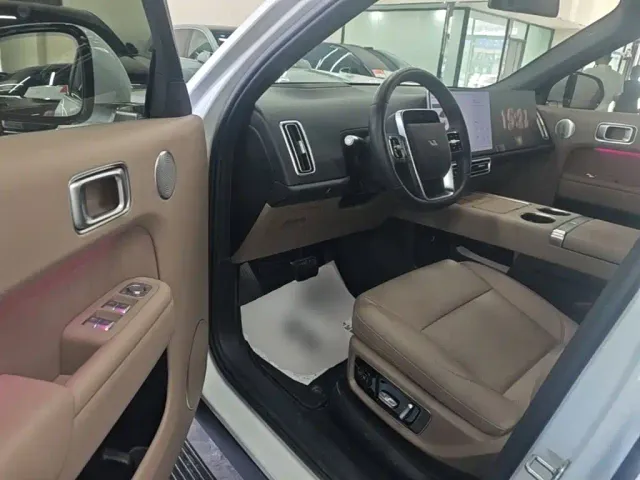 Li Auto L8 — Фото автомобиля 15