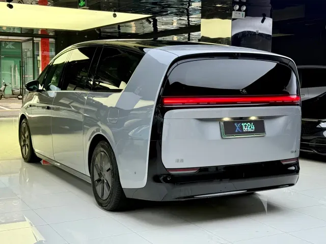 Li Auto MEGA — Фото автомобиля 15