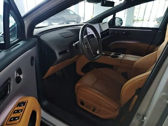 Li Auto i8 — Фото автомобиля 15
