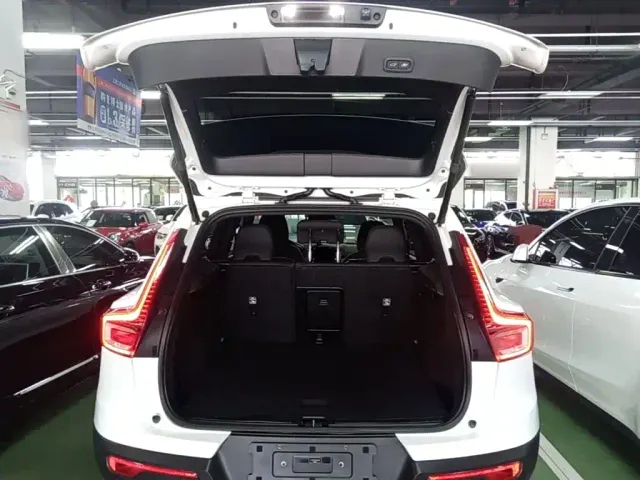 Volvo XC40 — Фото автомобиля 18