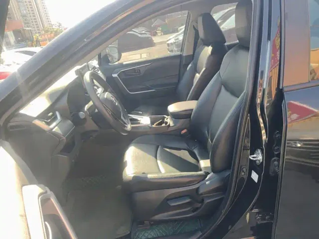 Toyota RAV4 — Фото автомобиля 14