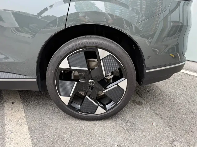 Volvo XC70 Plug-in Hybrid — Фото автомобиля 8