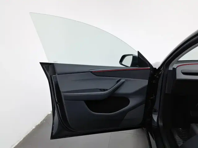 Tesla Model Y — Фото автомобиля 8