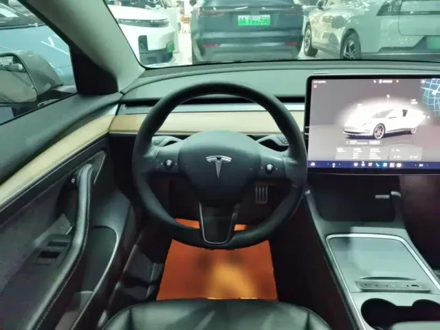 Tesla Model 3 — Фото автомобиля 10