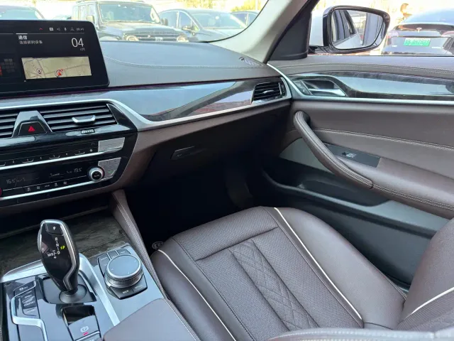 BMW 5 Series — Фото автомобиля 11
