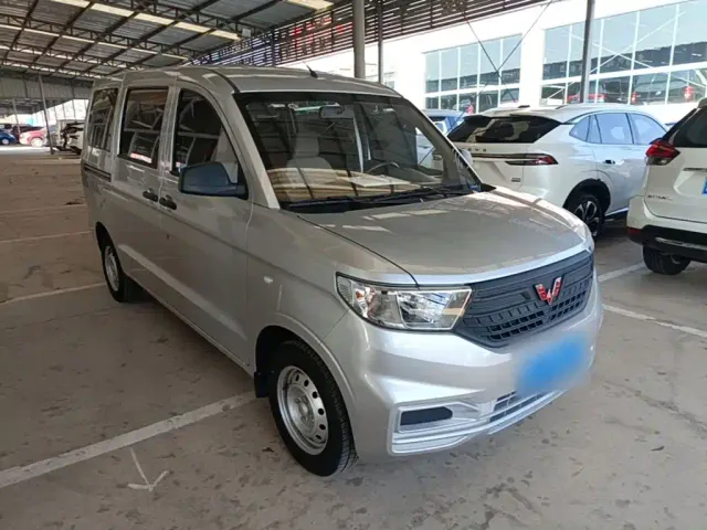 Wuling Hongguang V — Фото автомобиля 3