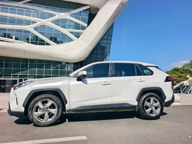 Toyota RAV4 — Фото автомобиля 3