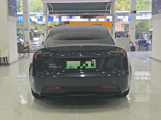 Tesla Model 3 — Фото автомобиля 11