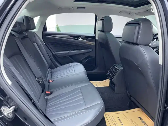 Volkswagen Passat — Фото автомобиля 15