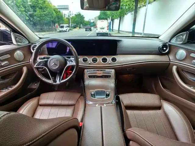 Mercedes-Benz E-Class — Фото автомобиля 8