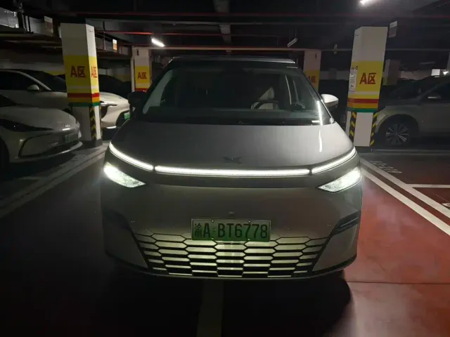 Xpeng X9 — Фото автомобиля 2