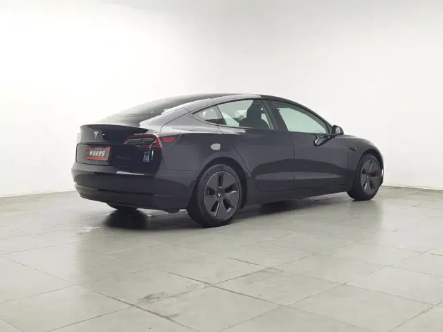 Tesla Model 3 — Фото автомобиля 2