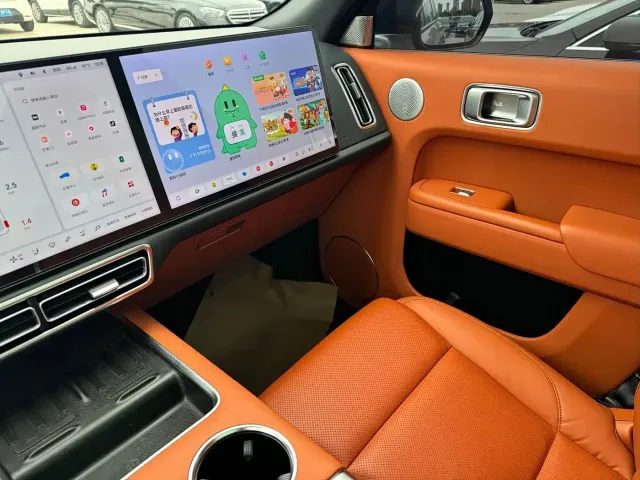 Li Auto L8 — Фото автомобиля 11