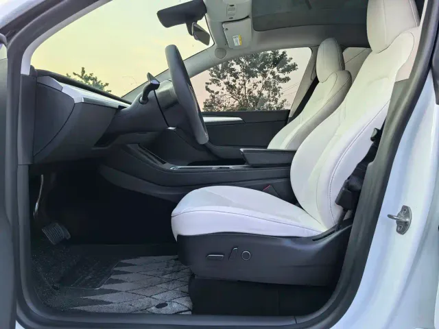 Tesla Model Y — Фото автомобиля 6