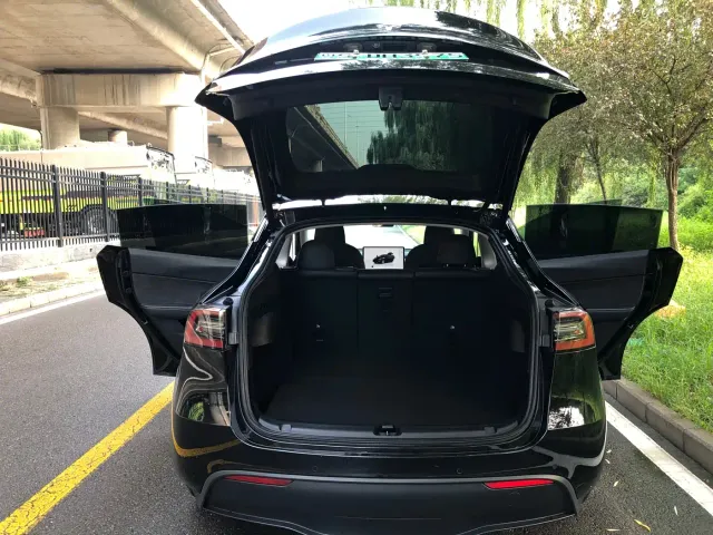 Tesla Model Y — Фото автомобиля 13