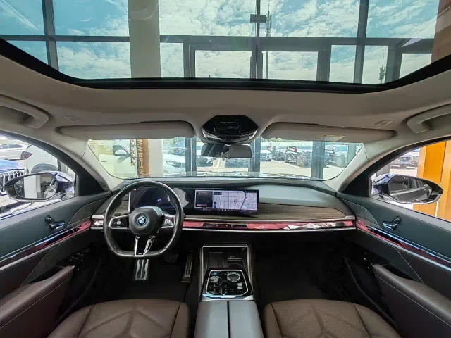 BMW i7 — Фото автомобиля 11