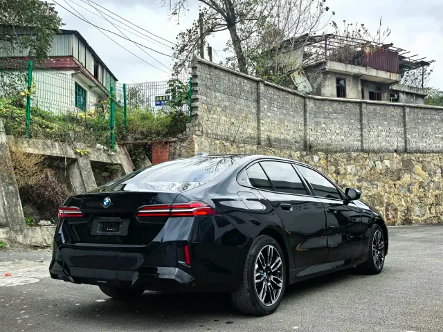 BMW 5 Series — Фото автомобиля 12