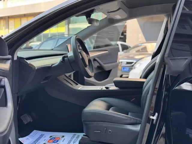 Tesla Model Y — Фото автомобиля 4