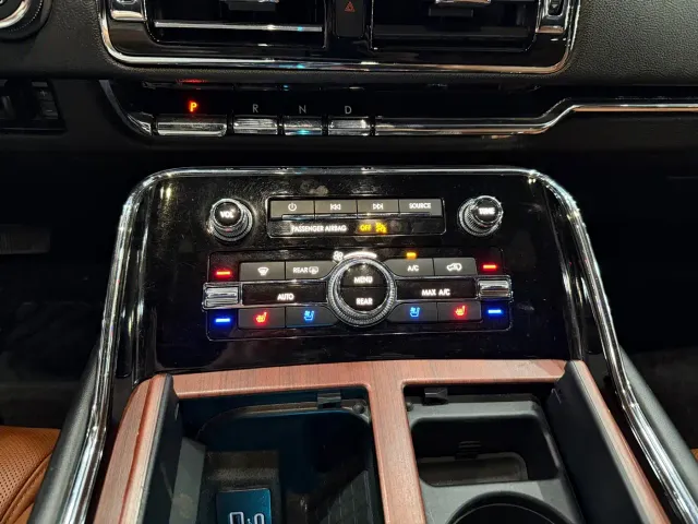 Lincoln Navigator — Фото автомобиля 12
