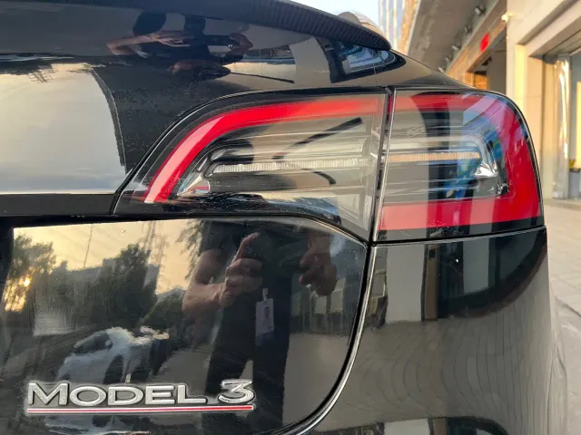 Tesla Model 3 — Фото автомобиля 15