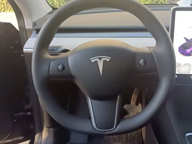 Tesla Model Y — Фото автомобиля 2