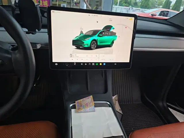 Tesla Model Y — Фото автомобиля 12
