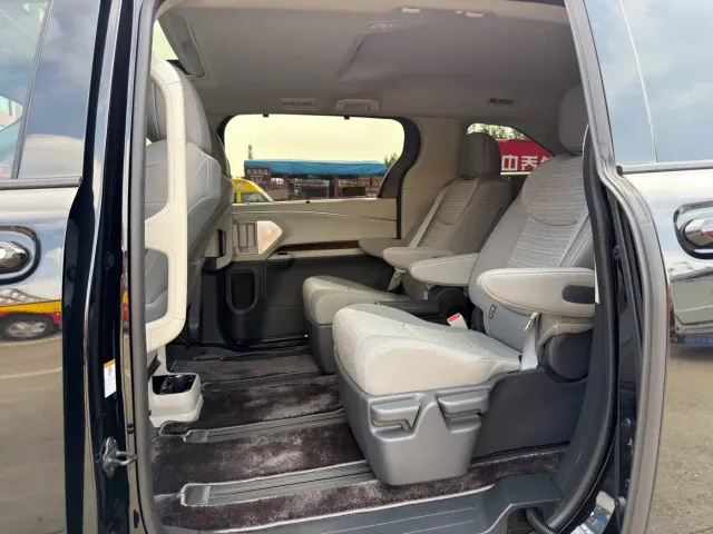 Toyota Sienna — Фото автомобиля 6