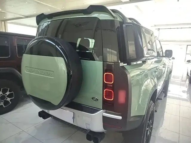 Land Rover Defender — Фото автомобиля 6