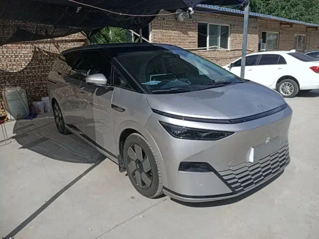 Xpeng X9 — Фото автомобиля 3