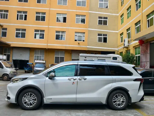 Toyota Sienna — Фото автомобиля 21