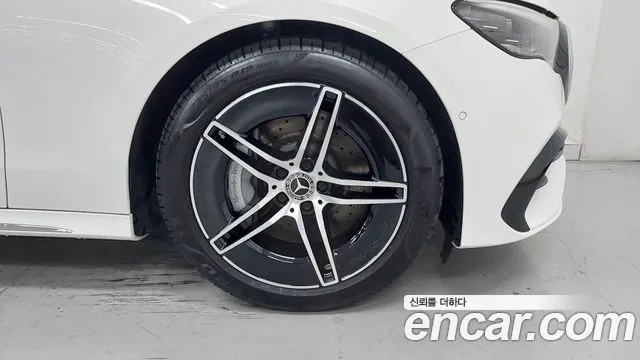 Mercedes-Benz E-Class — Фото автомобиля 5