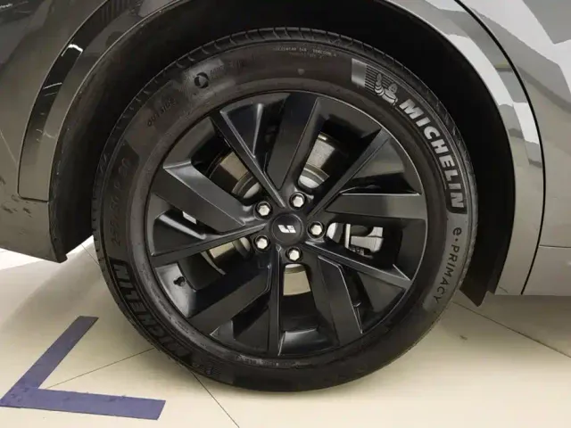 Li Auto L8 — Фото автомобиля 6