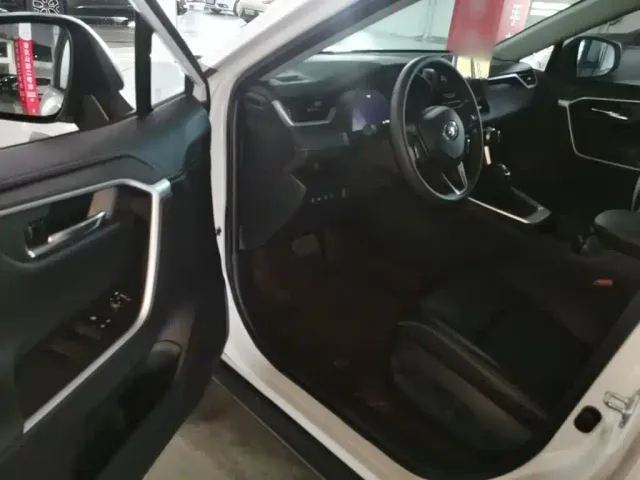 Toyota RAV4 — Фото автомобиля 15