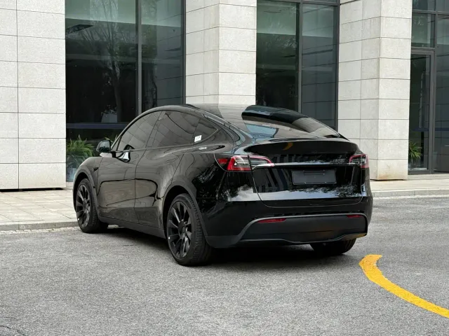 Tesla Model Y — Фото автомобиля 17